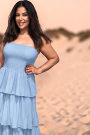 Deze lichtblauwe strapless maxi jurk met ruffles is dé perfecte zomerjurk. De jurk heeft een luchtige pasvorm, vrouwelijke uitstraling en een comfortabele one size fit. Draag hem casual met slippers naar het strand of combineer hem met een hakje voor een diner of feestje.