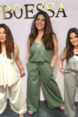 Deze tweedelige dames set is de perfecte combinatie van comfort en stijl. De mouwloze top met satijnen V-hals heeft een losse pasvorm die mooi over de broek valt. De wide leg broek is voorzien van steekzakken, een elastische tailleband met trekkoord en extra wijde pijpen die elegant vallen. Verkrijgbaar in gebroken wit, olijfgroen en kiezelgrijsgroen. One size draagbaar tot maat 46.
