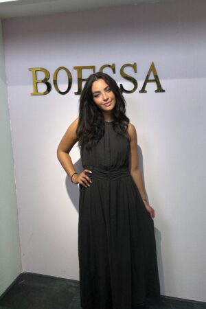 Stijlvolle chocolade bruine maxidress met halterhals en plooidetails in de taille. Comfortabel, elegant en geschikt voor maat 36 tot 44. Shop jouw zomerlook bij Boessa Mode!