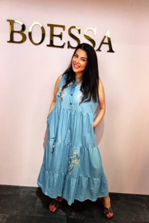 Denim look maxi jurk dames met geborduurde bloemen en steekzakken – Boessa Mode